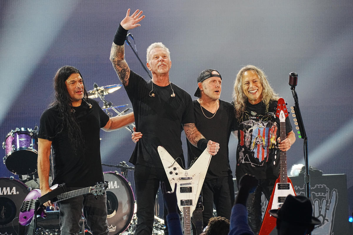 I Metallica sono tornati sul palco dopo aver perso la causa e hanno vinto lo spettacolo di beneficenza Helping Hands