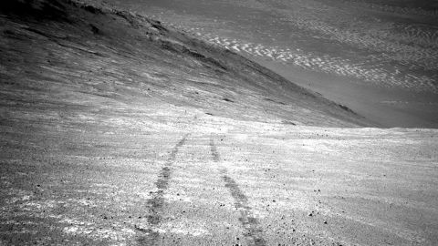 Dal suo trespolo in alto su una cresta, Opportunity ha registrato questa immagine di un diavolo di polvere marziano.