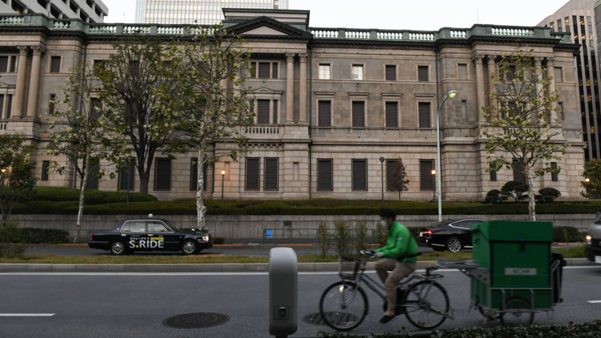 Il Nikkei 225 scende di oltre il 2% dopo che la Banca del Giappone ha ampliato l'obiettivo di rendimento, lo yen si rafforza