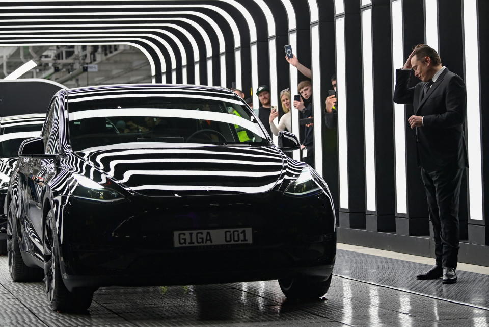Elon Musk partecipa alla cerimonia di apertura della nuova fabbrica di veicoli elettrici Tesla GIGABYTE a Gruenheide, Germania, 22 marzo 2022. PATRIKE BLOL/BOL via REUTERS