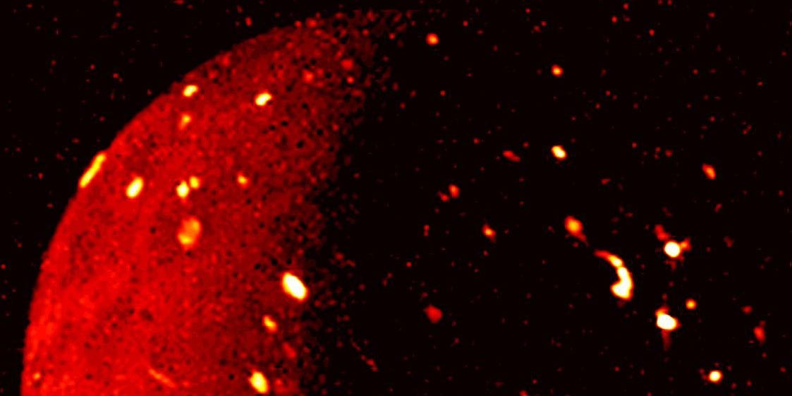 La navicella spaziale Juno acquisisce un'immagine luminosa a infrarossi della luna di Giove, Io