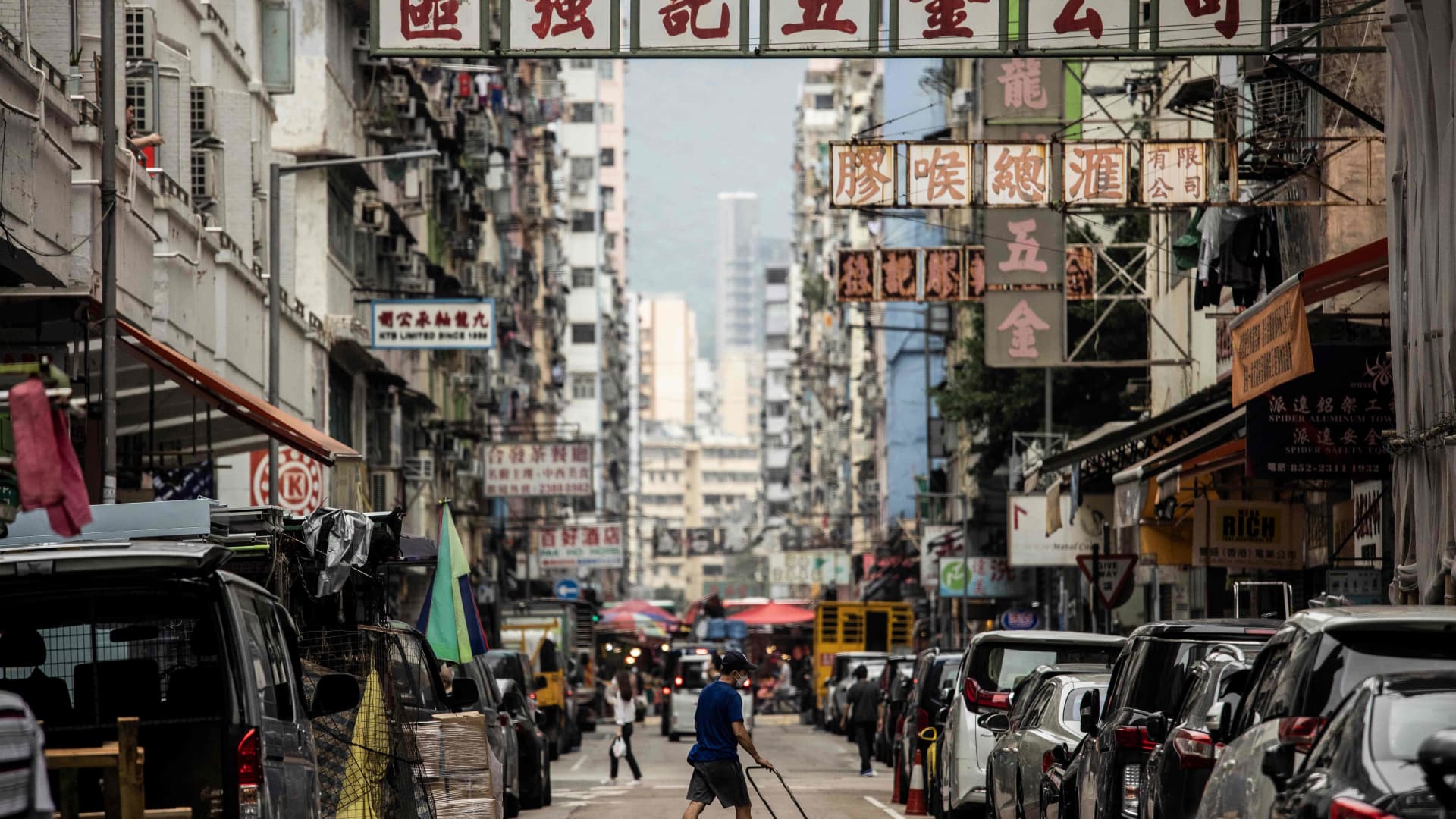 Le azioni di Hong Kong sono aumentate di quasi il 3% dopo che i rapporti hanno affermato che la città stava valutando la possibilità di allentare una legge Covid